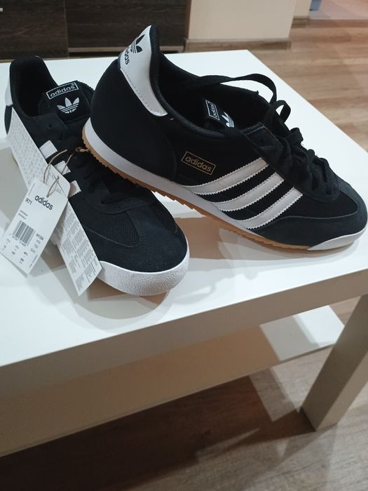 Продавам чисто нови оригинални мъжки спортни обувки Adidas.