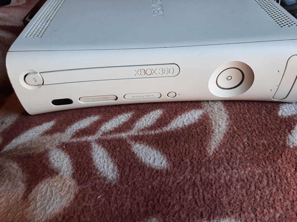 Vând Xbox 360 în stare bună și în stare de funcționare