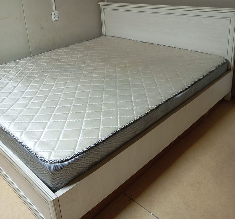 Продам двуспальную кровать