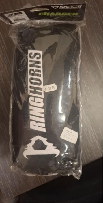 Боксови ръкавици VENUM и протектори за крака