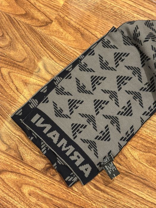 Разпродажба на шалове и шапки