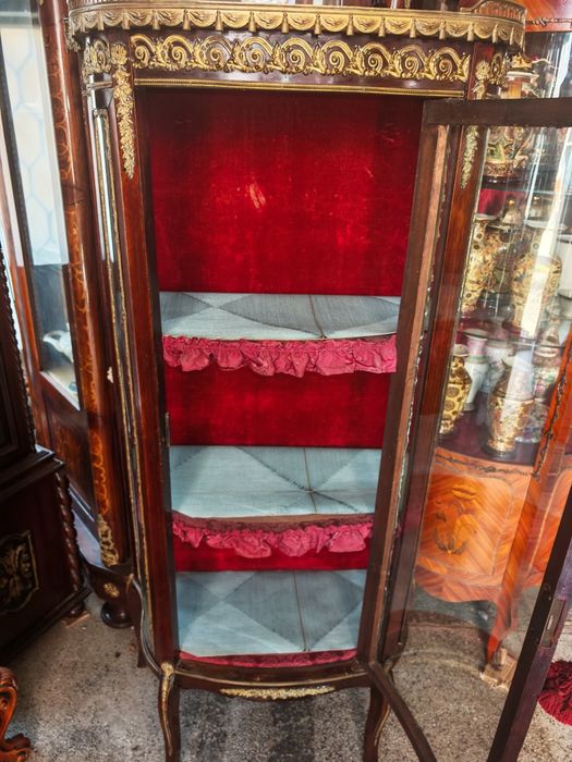 Антикварна витринка с осветление