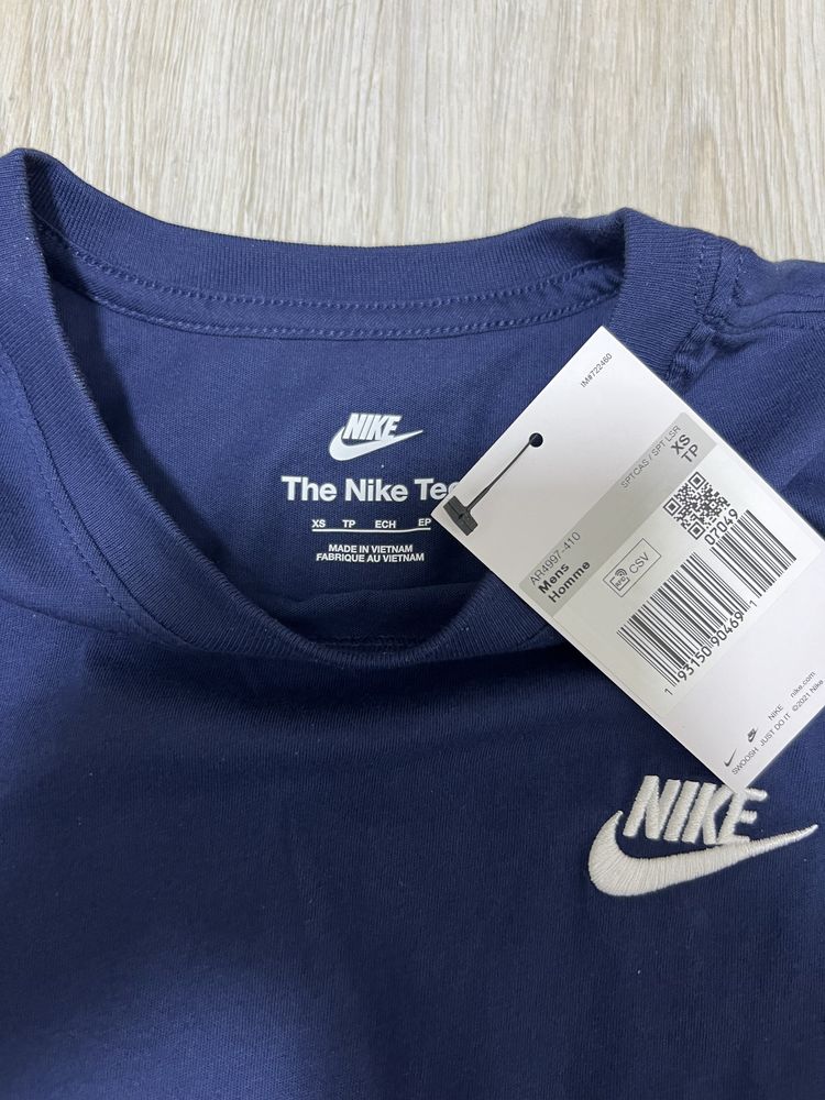 Vand tricou Nike albastru inchis XS nou cu eticheta!!!
