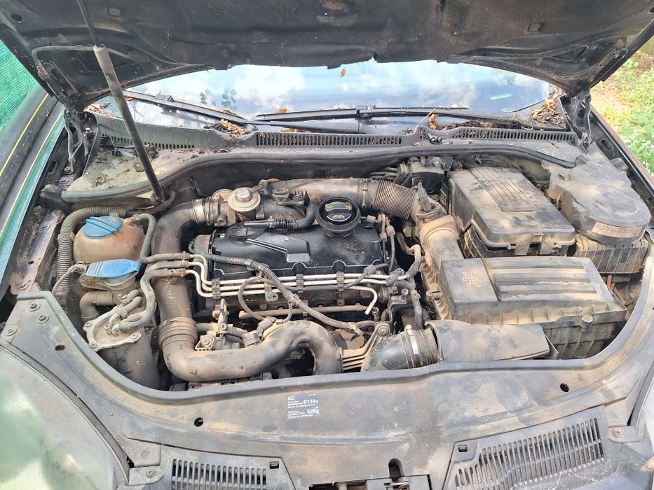 Vind /sau se vinde masina pentru dezmembrari 900e/motor și cutie +acce