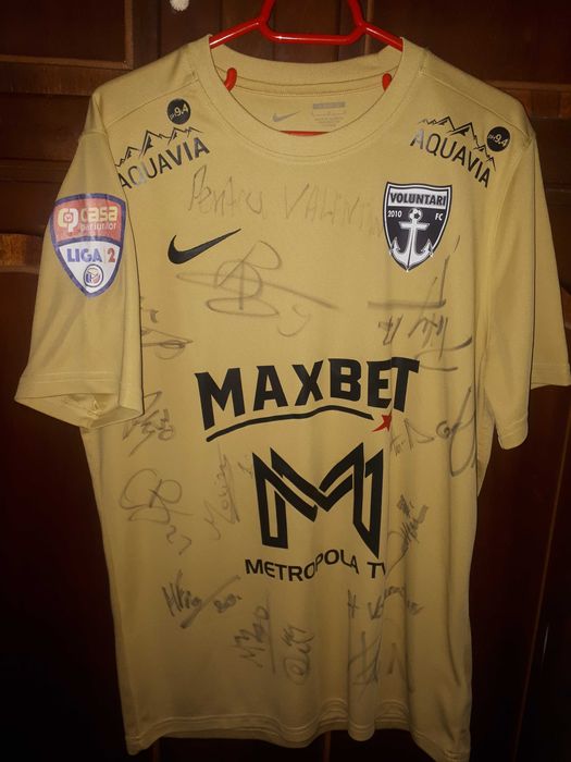 Tricou Fc Voluntari cu autografe -- Banii merg la un baiat bolnav .