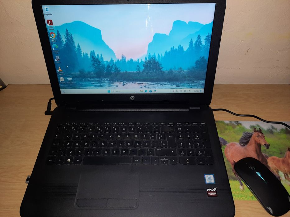 Laptop HP cu procesor  i7 6500u,2 plăci video ,model 15-ay008nq