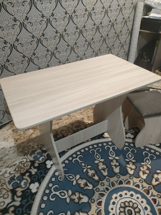 Продам стол и 4 стула