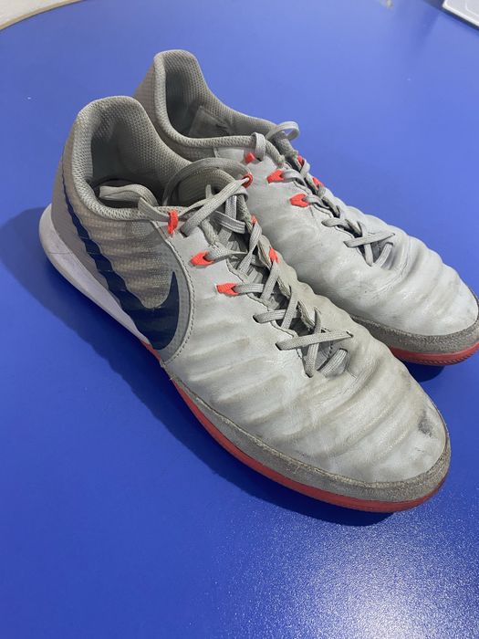 Продам футзальные кроссовки