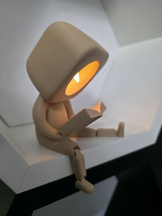 Lampă 3D „Cititorul” – decor modern, print 3D