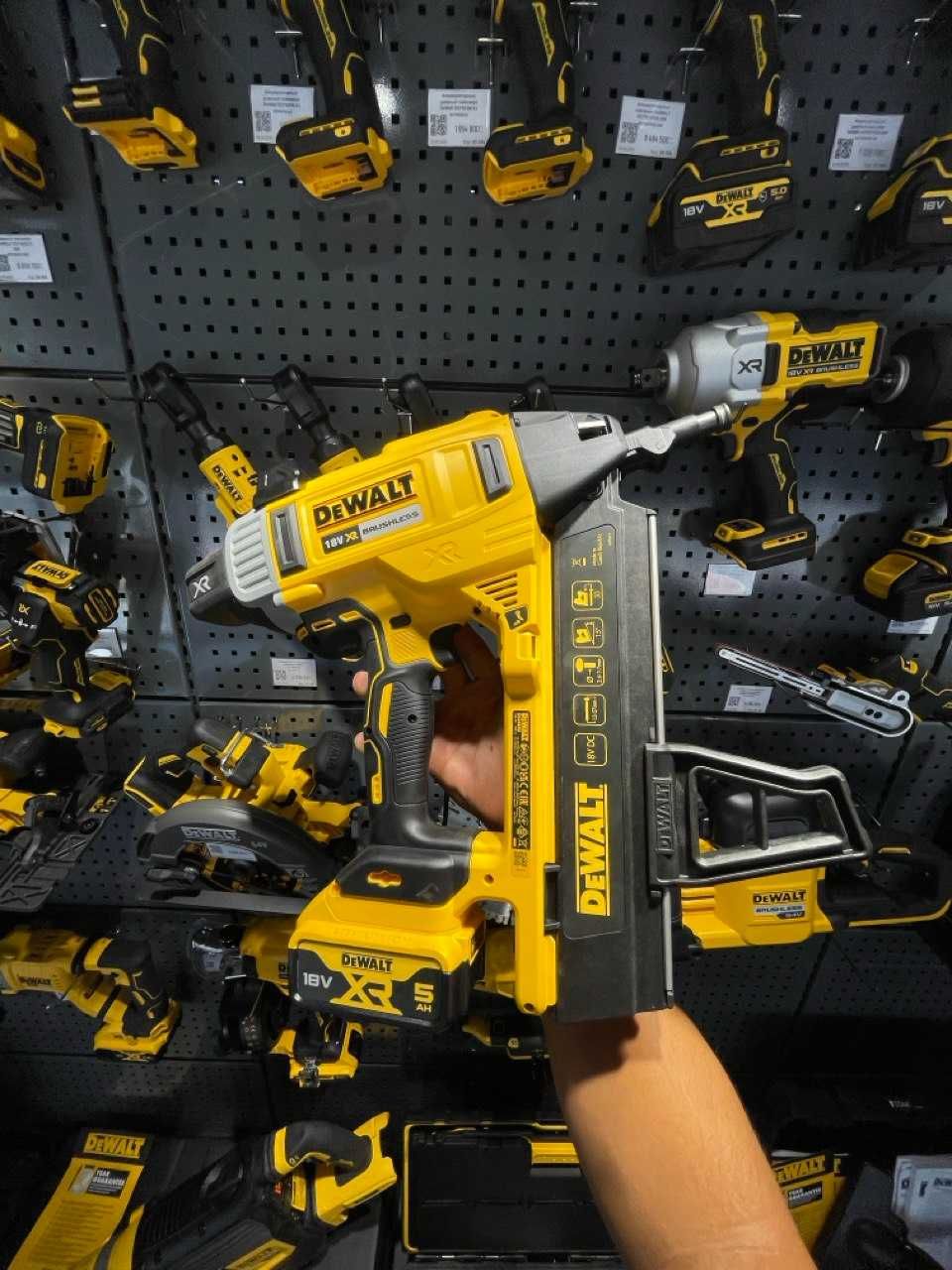 Гвоздезабиватель строительный аккумуляторный DeWalt DCN890P2