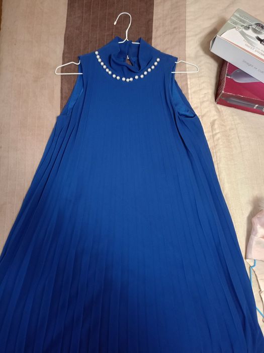 Синя официална рокля.