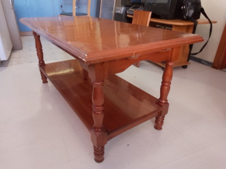 Дървена холна маса