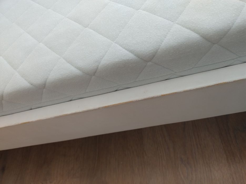Детско дървено легло 160/70 с матрак и подматрачна рамка Ikea.