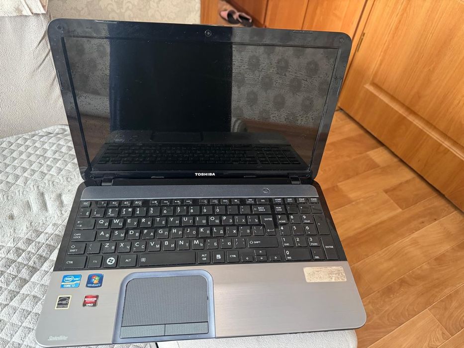 Ноутбук Toshiba.