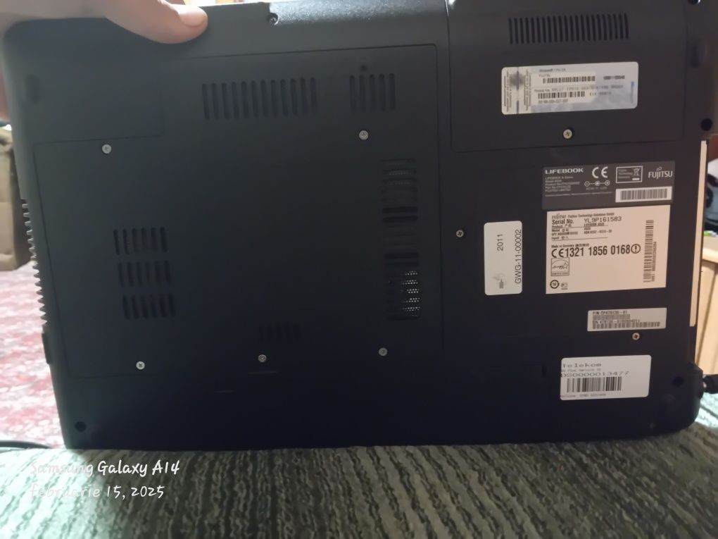 Vind leptop Fujitsu sau scimb cu ipone