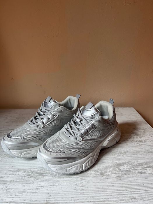Нови маратонки тип кецове сиви с бели подметки 38 размер сребърен край