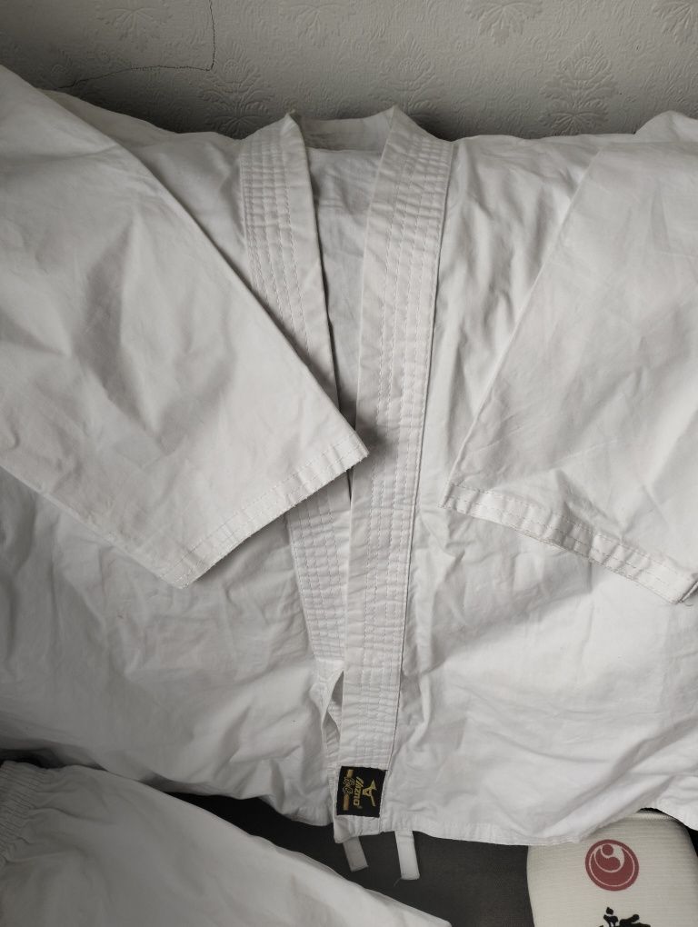 Кимоно для занятия каратэ с накладками.