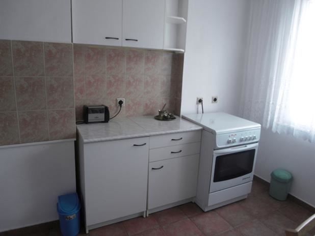 Дава се под наем Двустаен апартамент в София, Гоце Делчев - 70 кв.м за 494.7 € - Снимка #2