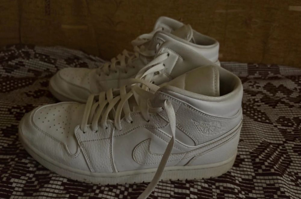 Jordan 1 mid triple white