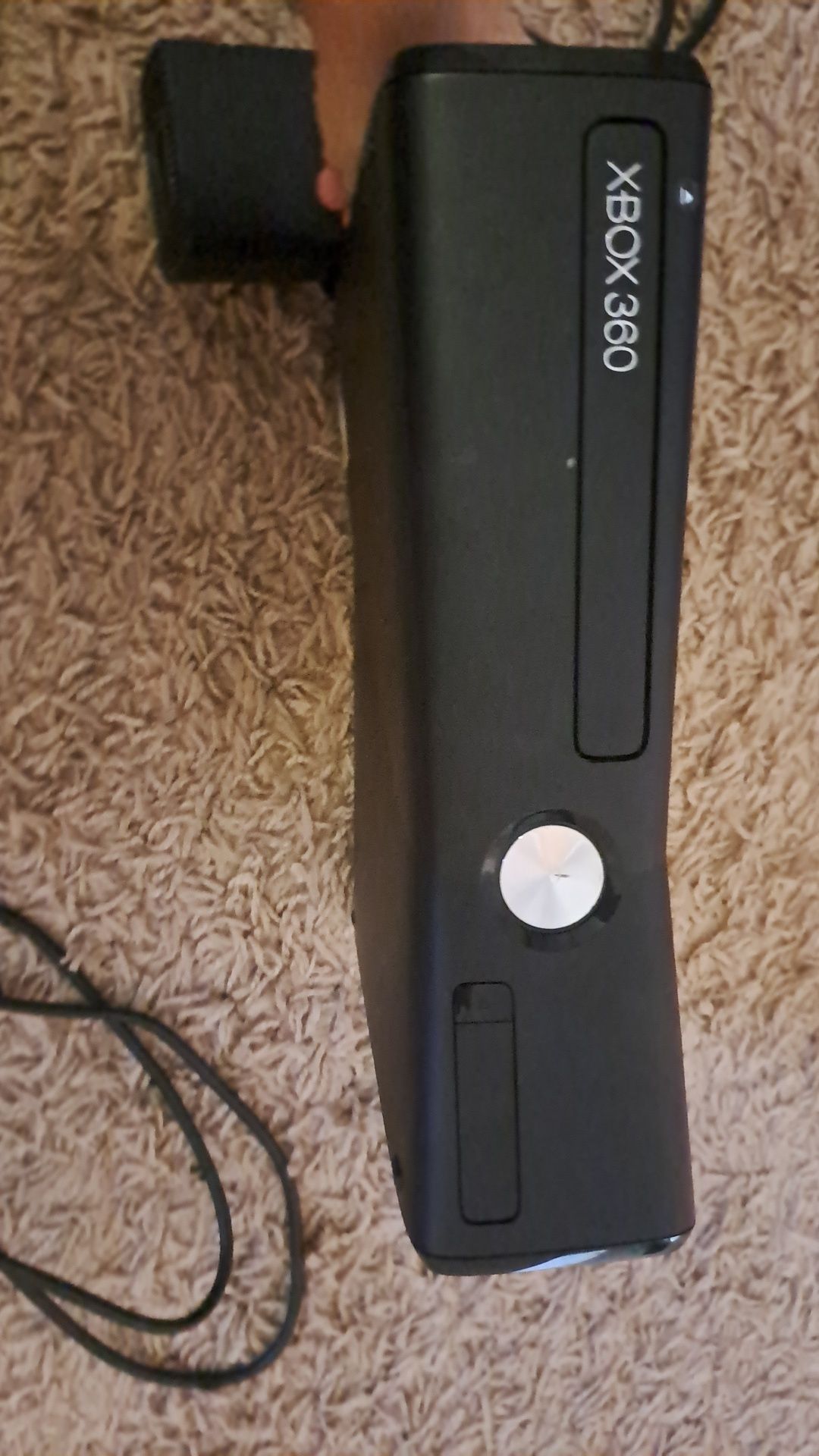 Vând xbox 360  cu 5 jocuri cu cabluri la 360 de lei  (negociabil )