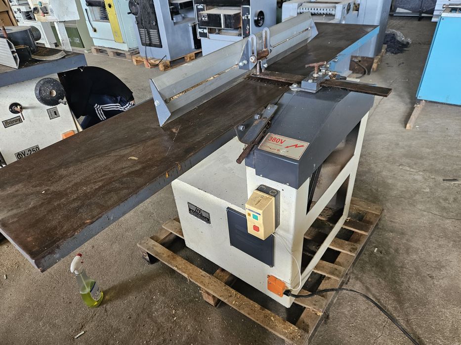 абрихт 400 мм.ширина 400 мм.дължина на плотовете 2000мм.мотор 3kw.три