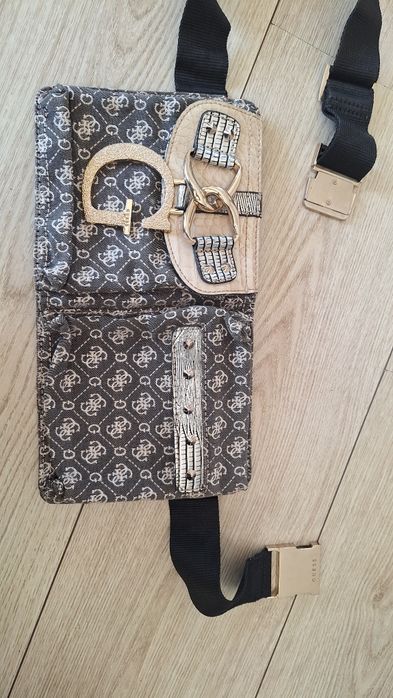 Чанта бъбрек Guess