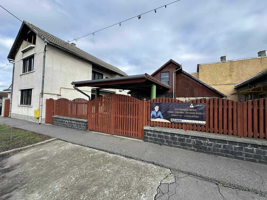 Proprietate de vânzare în Carei: două case,situate pe strada Oborului,