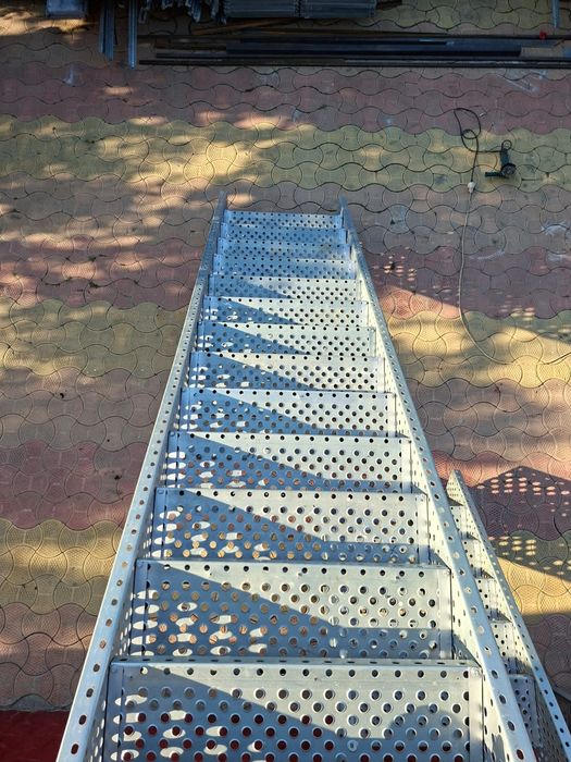 Confectionam scarii metalice zincate exterioare și pentru incendii , p