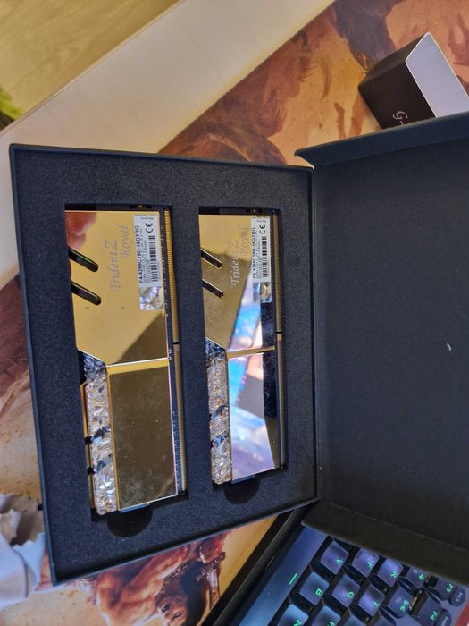 Trident Z Royal
DDR4-4266 CL19-19-19-39 1.40V
16GB (2x8GB)