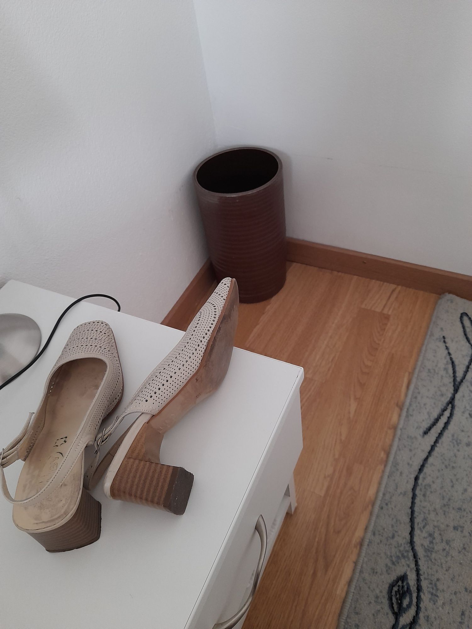 Vind pantof sandala damă.