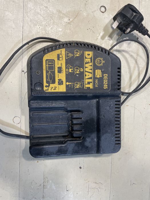 Încărcător DeWalt, modelul DE0245.
