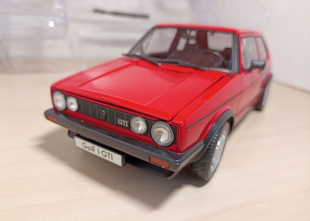 Volkswagen 
Scara 1:18
Welly 

Fotografiile fac parte din descriere...