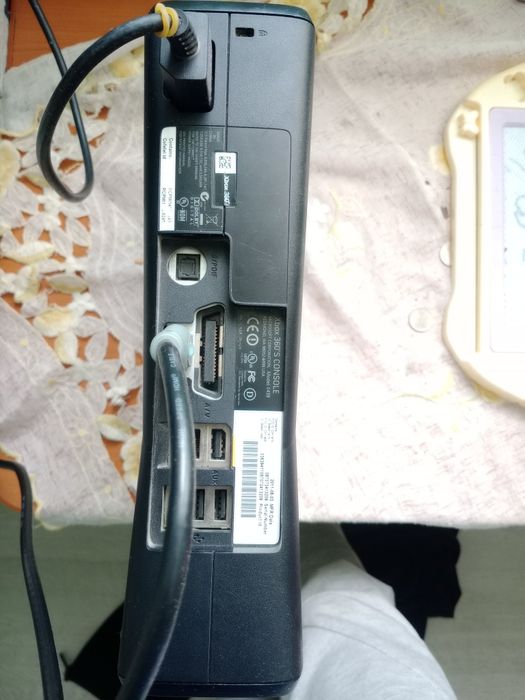 Vând Xbox 360 cu 250 GB