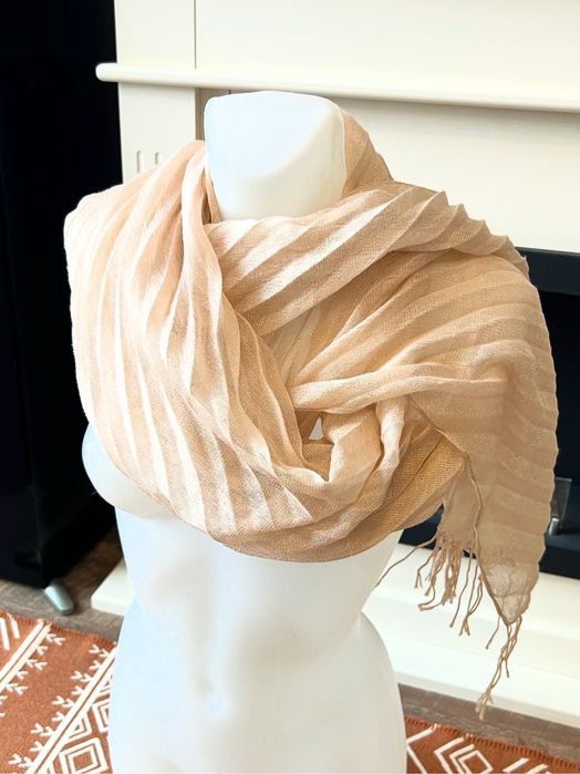 Нежен шал от проблясваща матетия