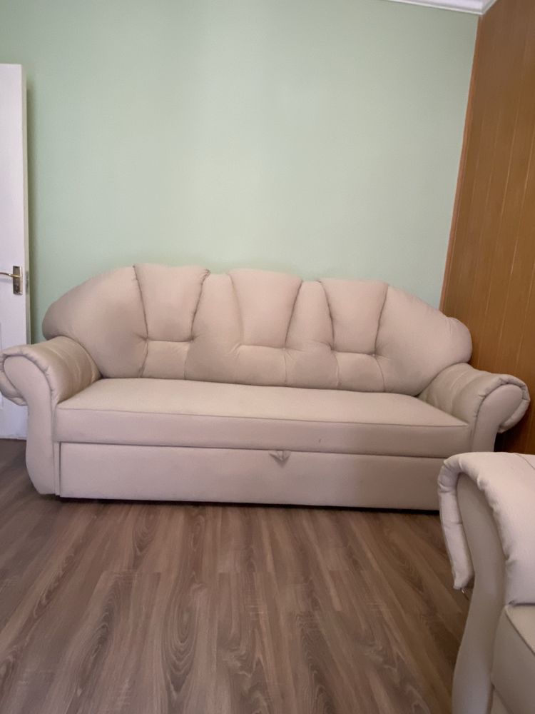 Диван и 2 кресла.