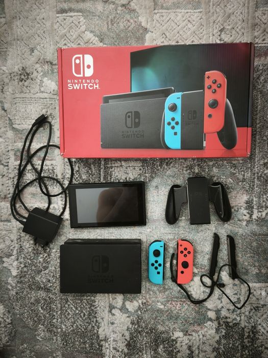 Nintendo Switch cu cutie și accesorii
