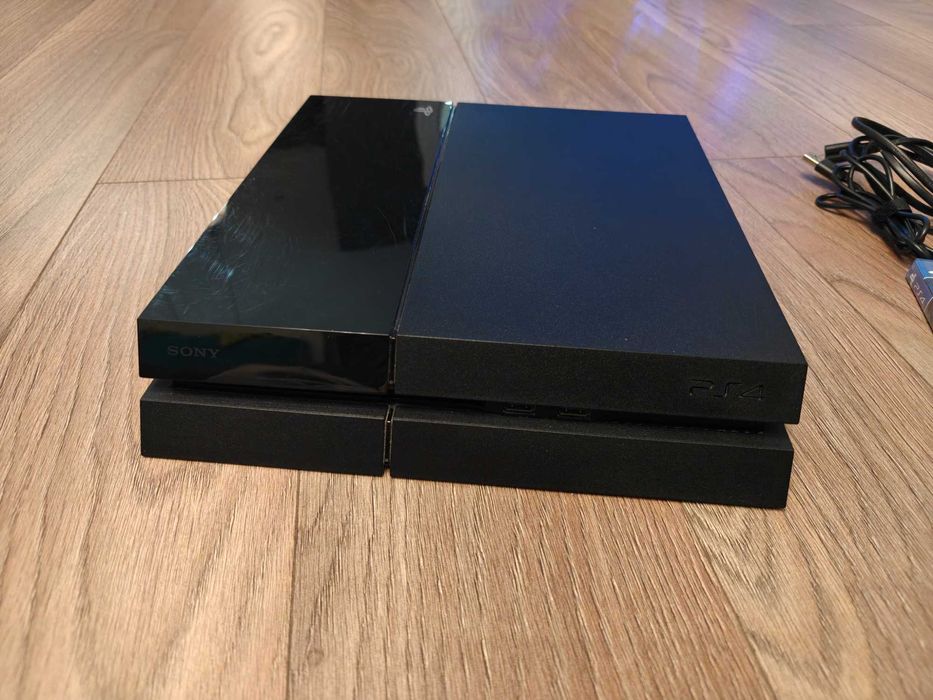 Playstation 4 комплект с 2 контролера и зарядна станция, 4 игри