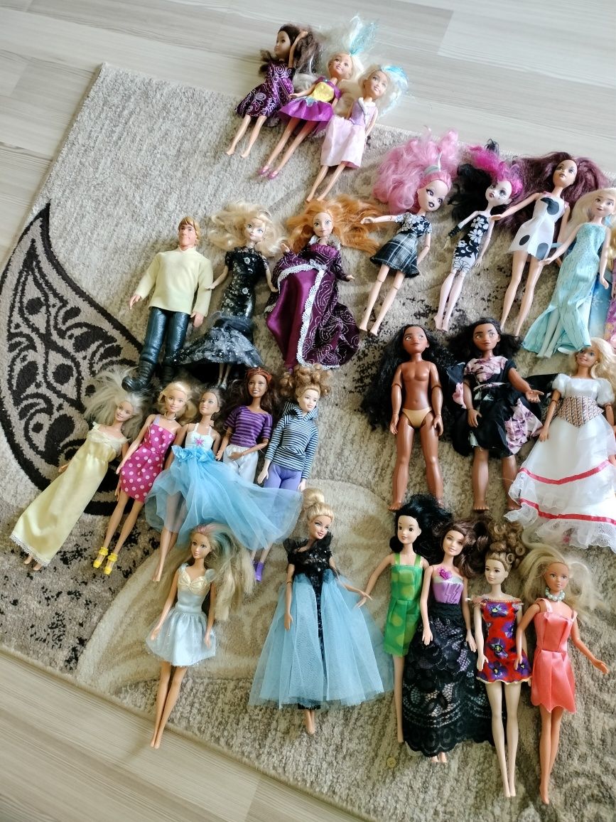 Lot de 40 păpuși barbie