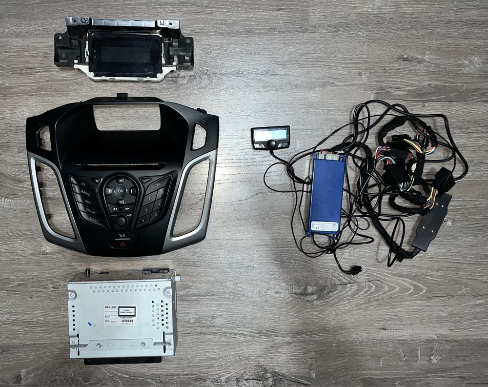 Unitate audio Ford Focus 3 (masca+unitate CD+display+Parrot CK3100)