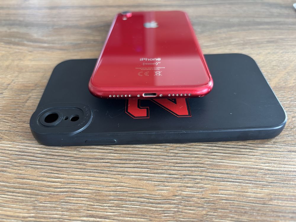 Продавам iPhone XR в отлично състояние с минимални следи от употреба