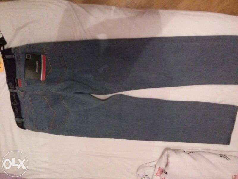 Продавам дънки Пиер Кардин 28-30 размер нови