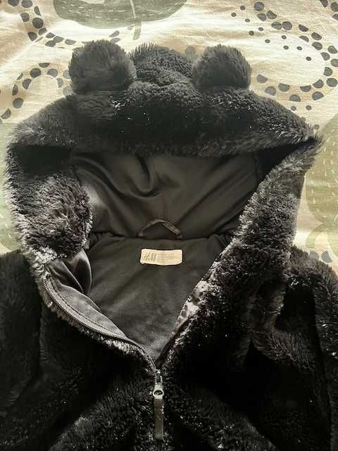 Черно пухено яке с качулка мече, много мекичко и топло, размер 134-140