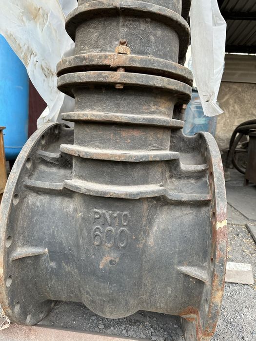 Продам задвижку чугунную