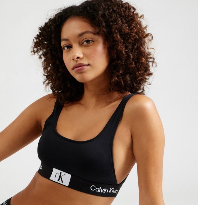 Продавам горнище бански на марката Келвин Клайн.