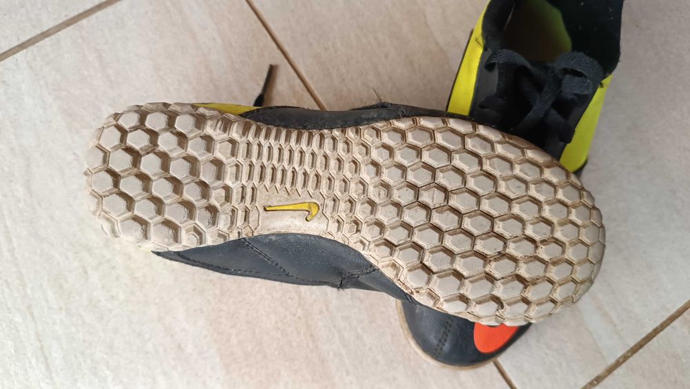 футболни обувки гъсенички бутонки Nike