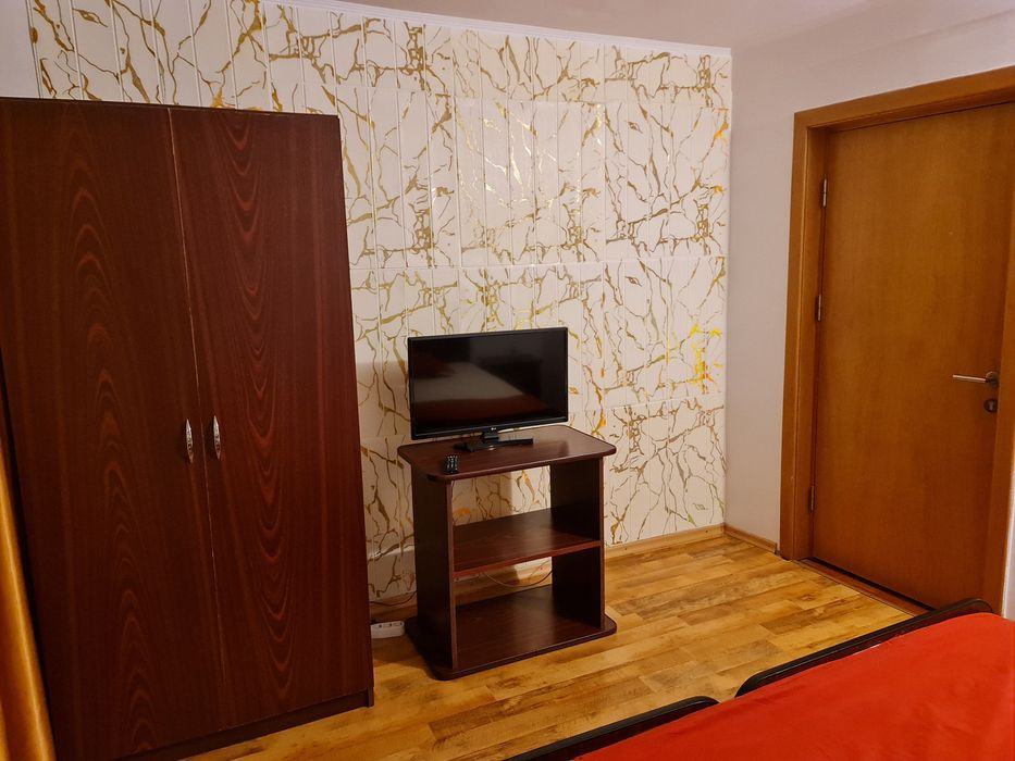 Închiriez camere la villă.