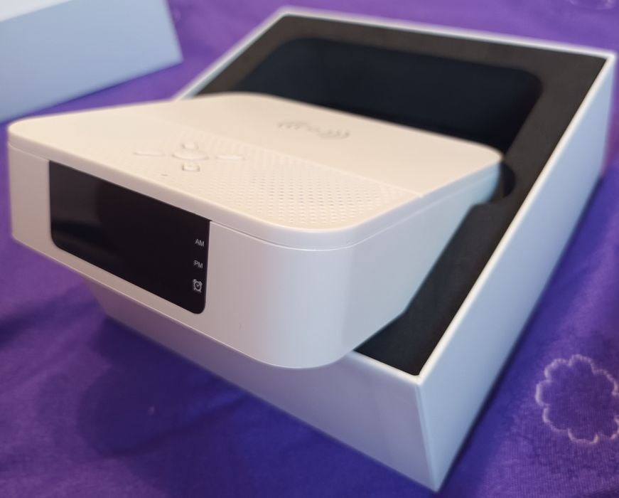 Boxă portabilă cu încărcător wireless și ceas