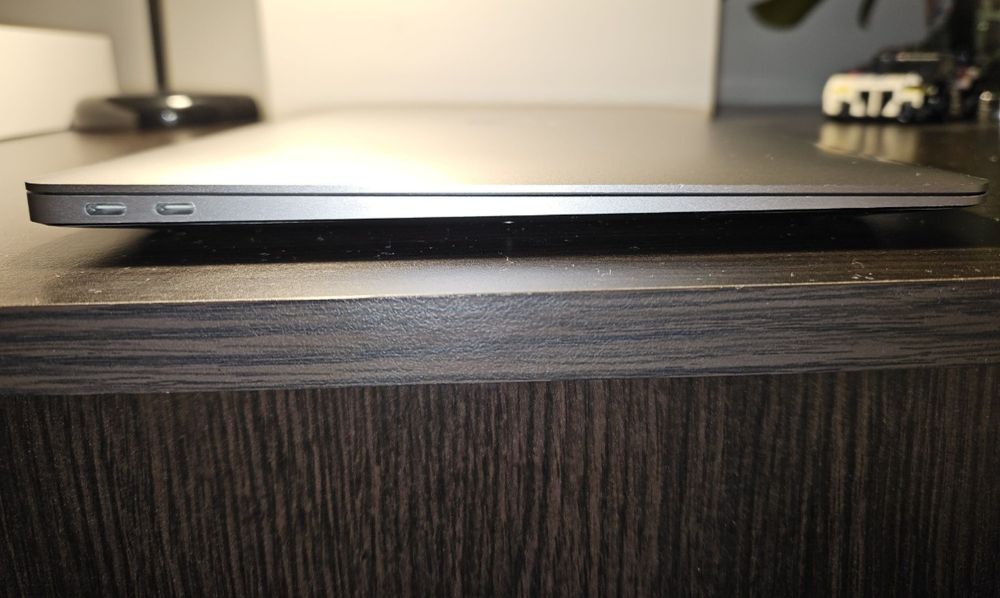 Macbook Air m1 Retina display 256gb 8gb ram 155 cicluri