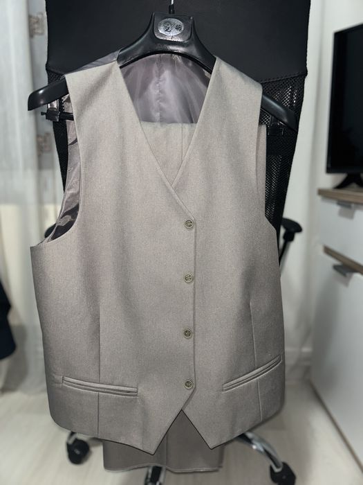 Vând costum în 3 piese pentru bărbați