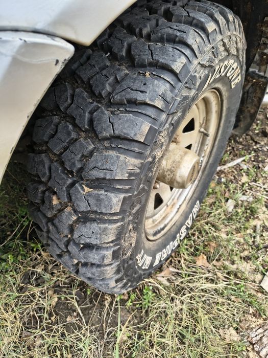 Продавам Нисан Терано къса база